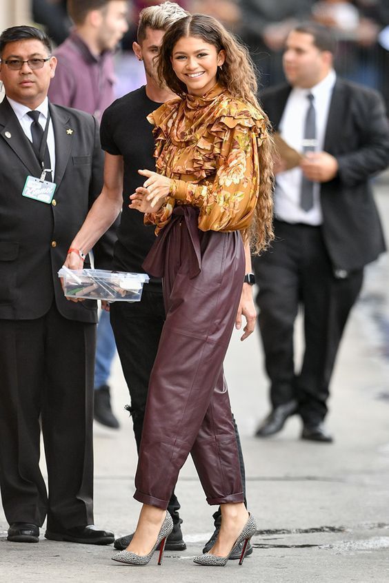 vinyl-παντελόνι-με-μουσταρδί-μπλούζα-ιδέες-