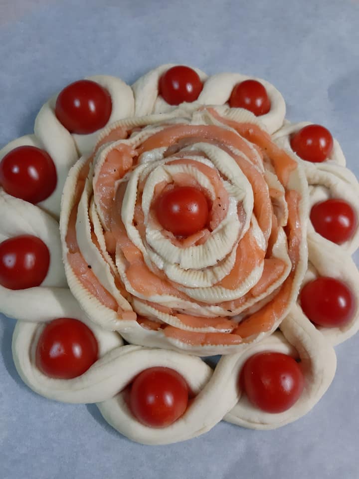 πίτα-σε-σχήμα-τριαντάφυλλο-με-σολομό-συνταγή-