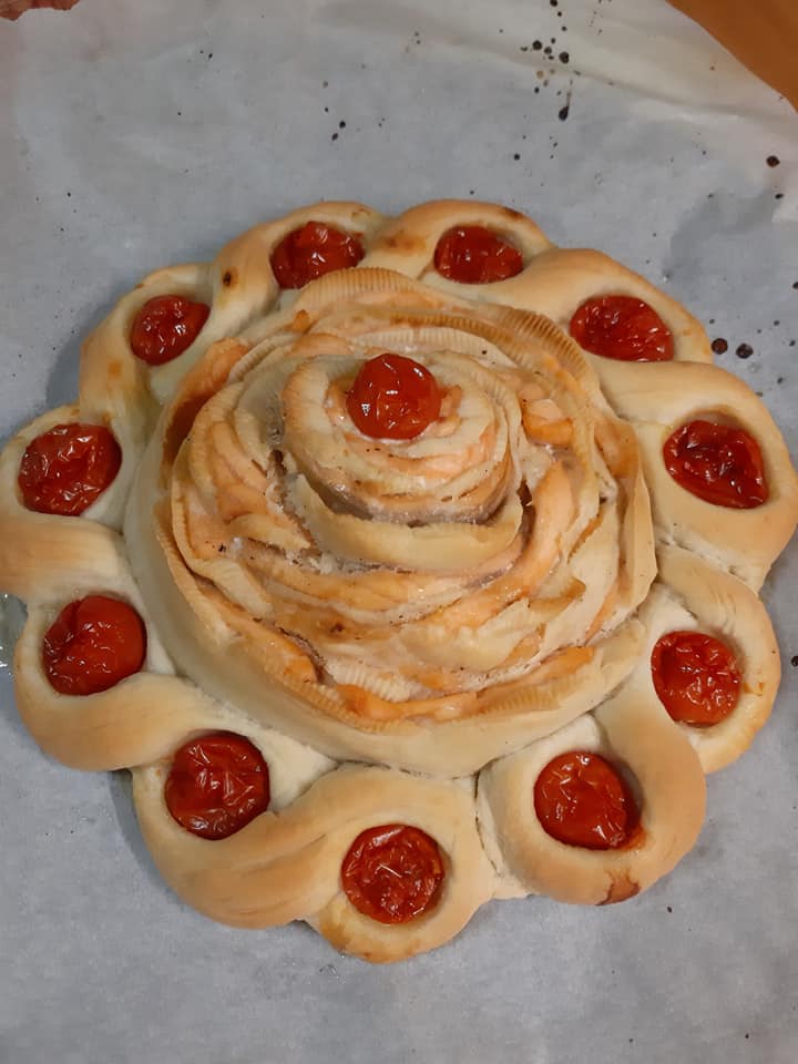 πίτα-σε-σχήμα-τριαντάφυλλο-με-σολομό-συνταγή-