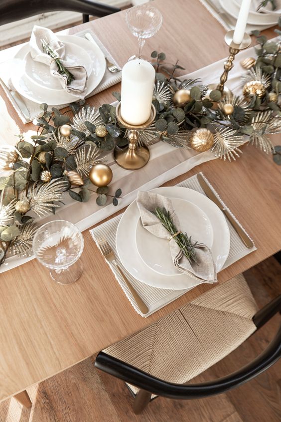 φύλλα-και-χριστουγεννιάτικες μπάλες-στο-χριστουγεννιάτικο τραπέζι-ιδέες-