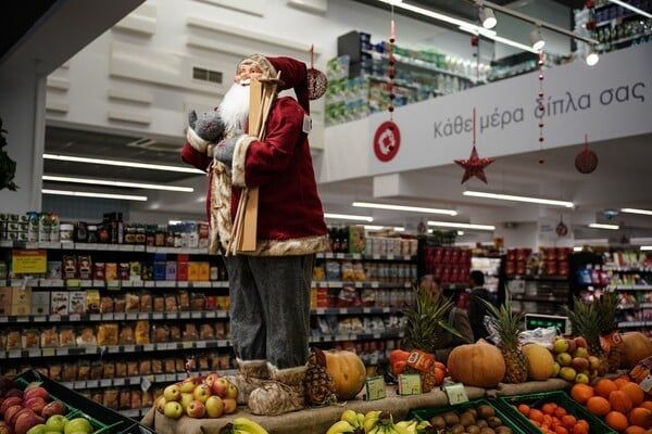 Πρεμιέρα σήμερα για το «Καλάθι των Χριστουγέννων» – Θα είναι ακριβότερο φέτος το γιορτινό τραπέζι