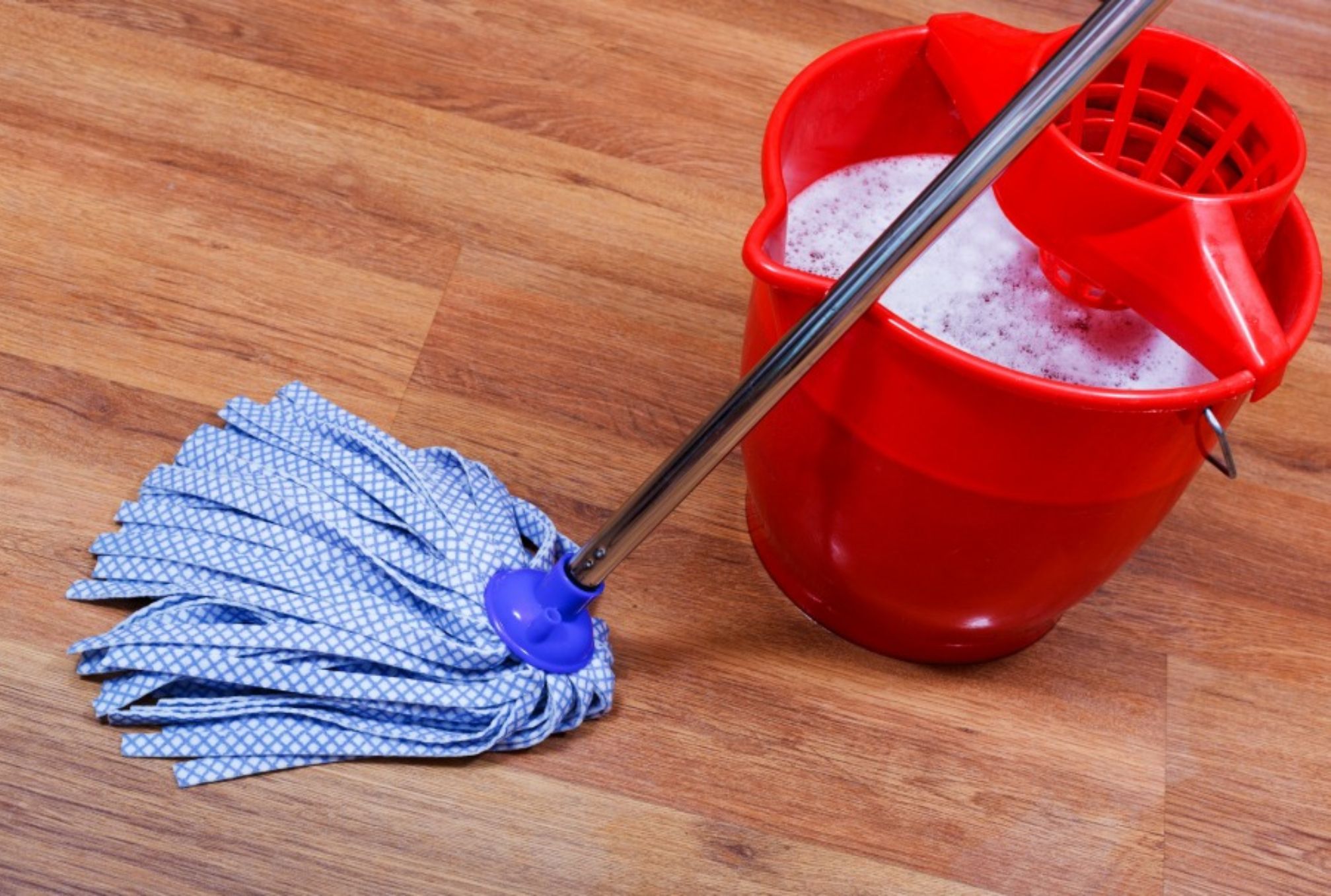 Βρώμικο πάτωμα χαλιά με λαδιές και λεκέδες από κρασί: Φτιάξτε το πανίσχυρο καθαριστικό για να κάνετε το σπίτι μετά τα Χριστούγεννα να λάμψει