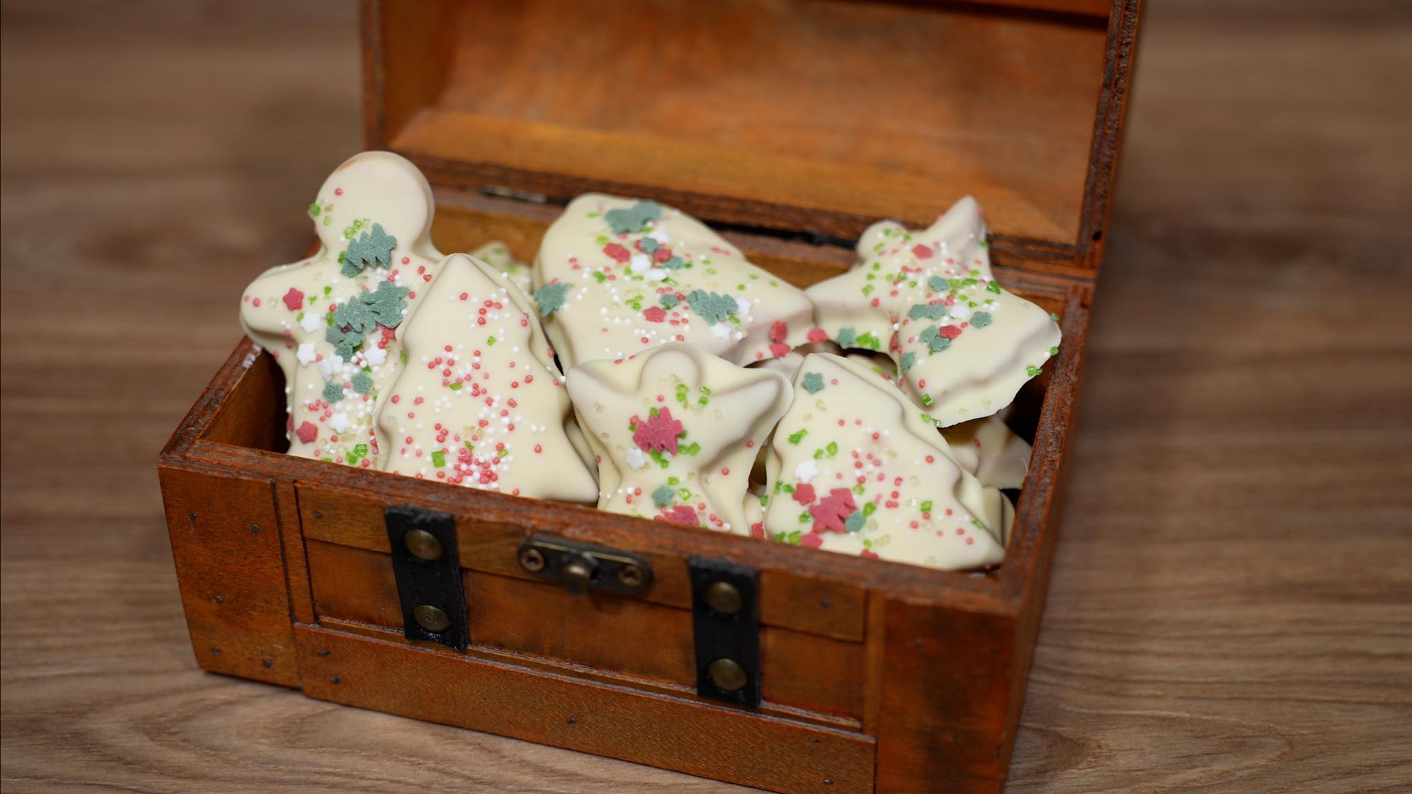 χριστουγεννιάτικα-μπισκότα-με-λευκή σοκολάτα-συνταγή-