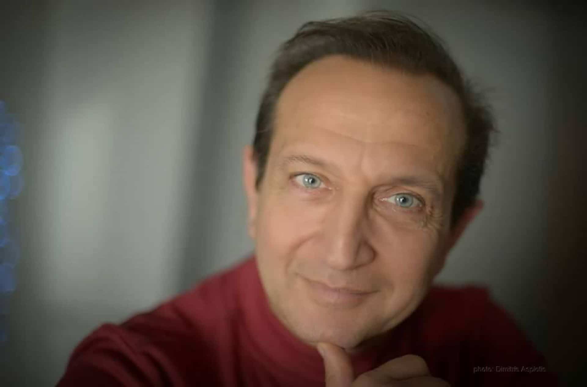 Το αγοράκι της φωτογραφίας είναι σήμερα γνωστός ηθοποιός και βουλευτής – Τον αναγνωρίζεται