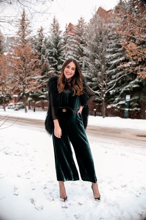 πράσινη-βελούδινη-ολόσωμη φόρμα-με-γούνινο πανωφόρι-ιδέες-