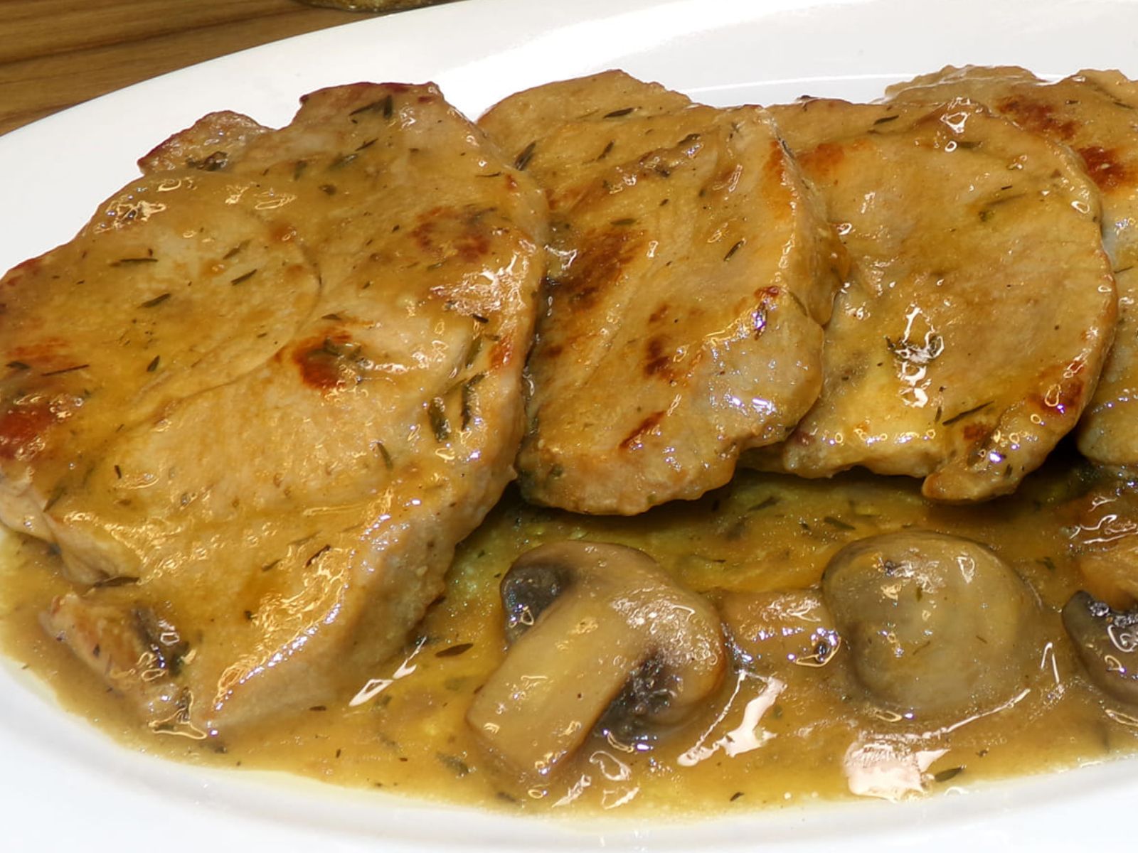 χοιρινά-φιλετάκια-με-σάλτσα μπύρας-και-μανιτάρια-συνταγή-