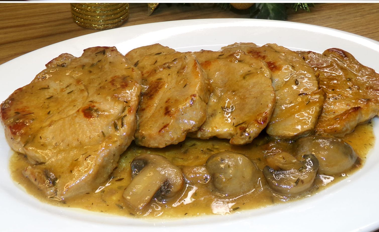 Χοιρινά φιλετάκια με σάλτσα μπύρας και μανιτάρια