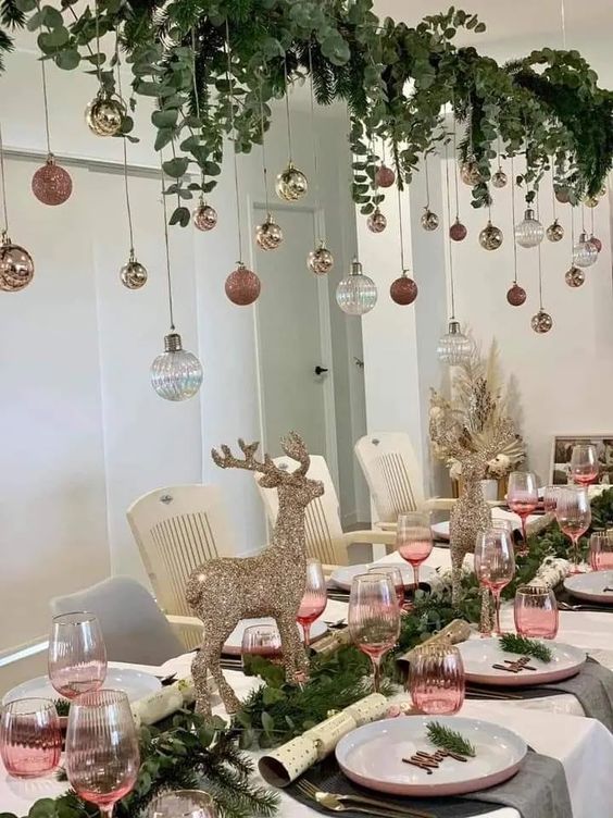 ροζ-διακοσμητικά-και-σερβίτσια-στο-χριστουγεννιάτικο-τραπέζι-ιδέες-