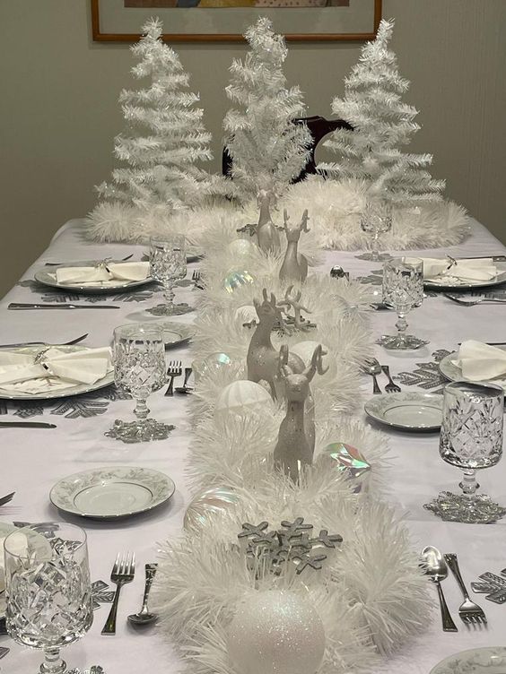 λευκή διακόσμηση-στο-χριστουγεννιάτικο-τραπέζι-ιδέες-