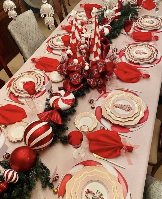 κόκκινα σερβίτσια-και-πετσέτες-στο-χριστουγεννιάτικο τραπέζι-ιδέες-και γλυκά-