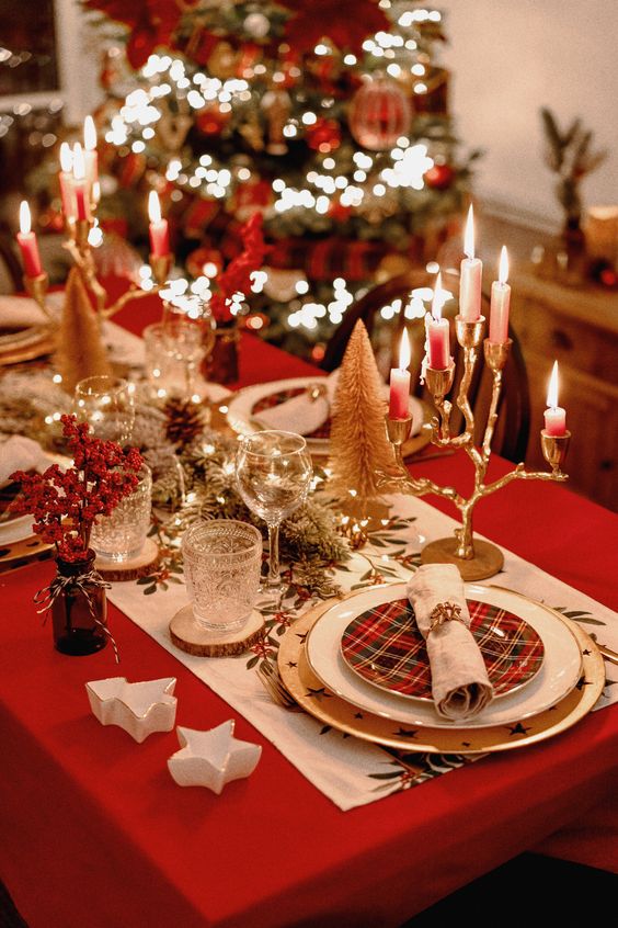 κεριά-και-καρό σχέδια-στο-χριστουγεννιάτικο τραπέζι-ιδέες-