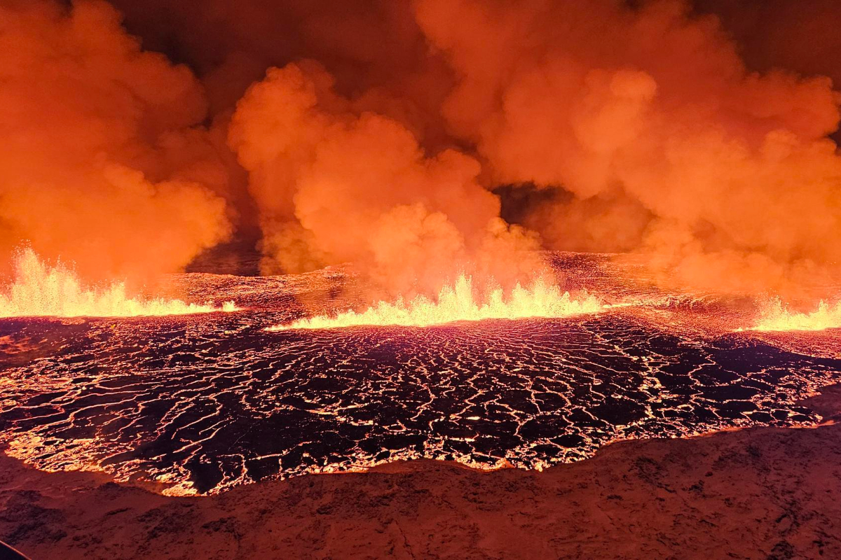 Εξερράγη το ηφαίστειο της Ισλανδίας – Λάβα και καπνός κάλυψαν τα πάντα (Βίντεο)
