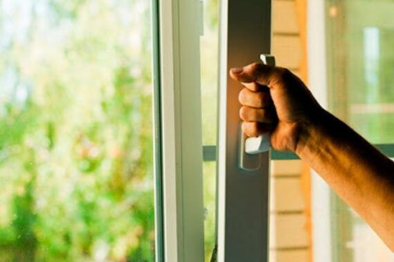 Κρύο απώλεια θερμότητας και φουσκωμένοι λογαριασμοί: Αλλάξετε τα παράθυρα και τις μπαλκονόποτρες σε χειμερινή λειτουργία και εξοικονομήσετε ενέργεια