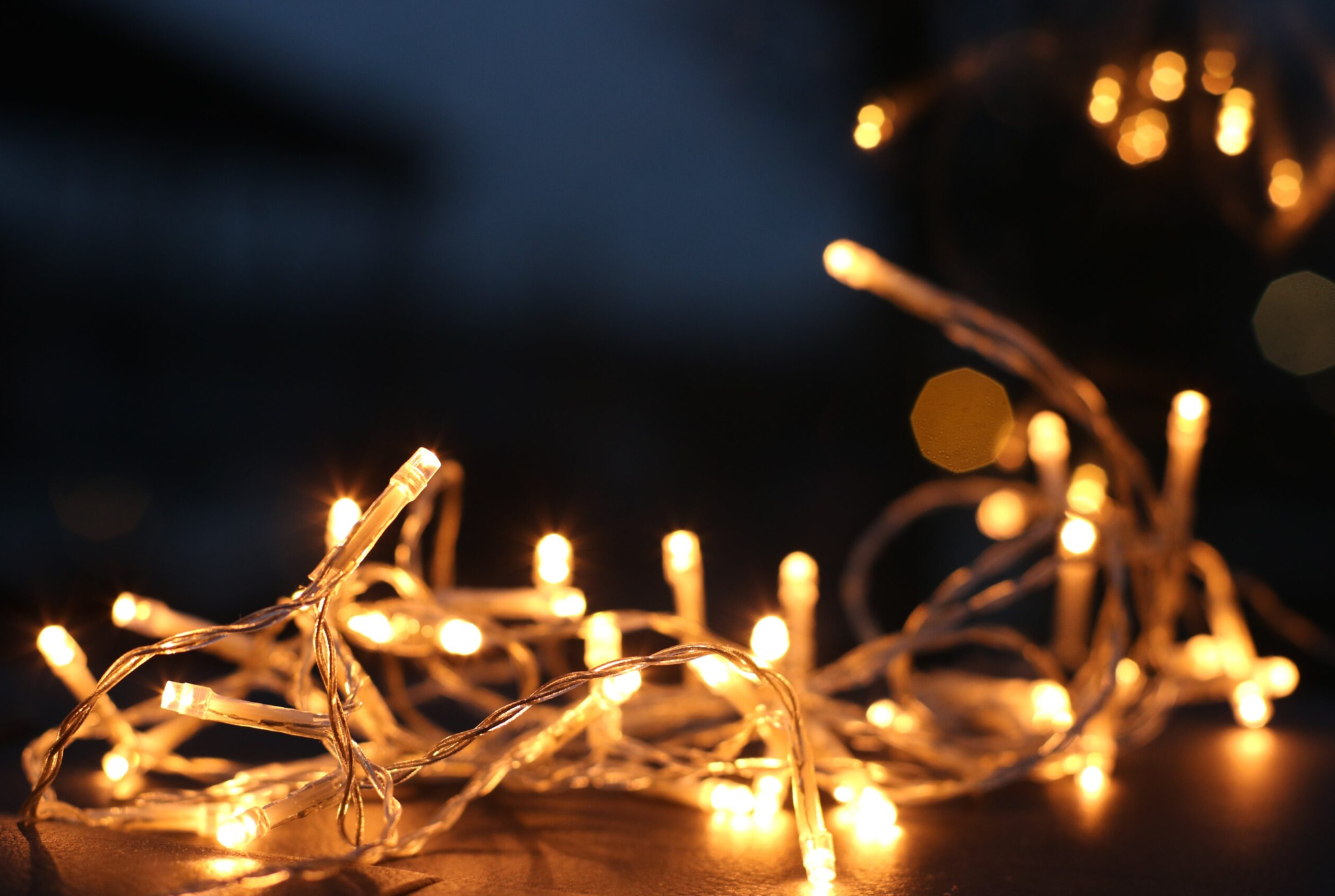 Χριστουγεννιάτικα λαμπάκια αρωματικά κεριά και τζάκι κρύβουν και κινδύνους: Πλήρης οδηγίες για να τα χρησιμοποιείτε με ασφάλεια