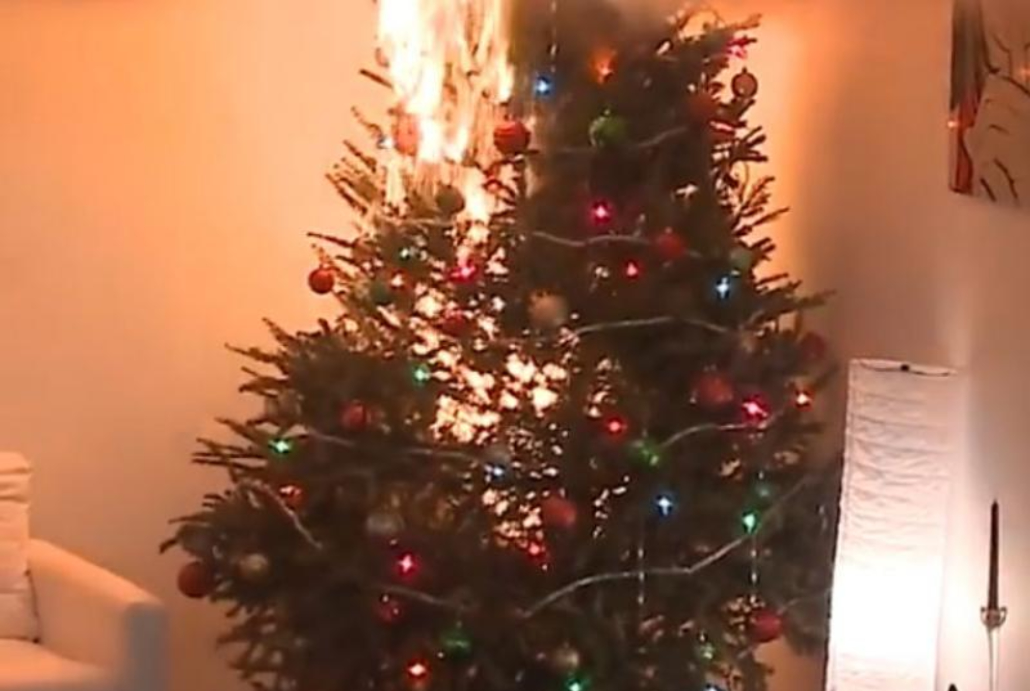 Χριστουγεννιάτικα λαμπάκια αρωματικά κεριά και τζάκι κρύβουν και κινδύνους: Πλήρης οδηγίες για να τα χρησιμοποιείτε με ασφάλεια