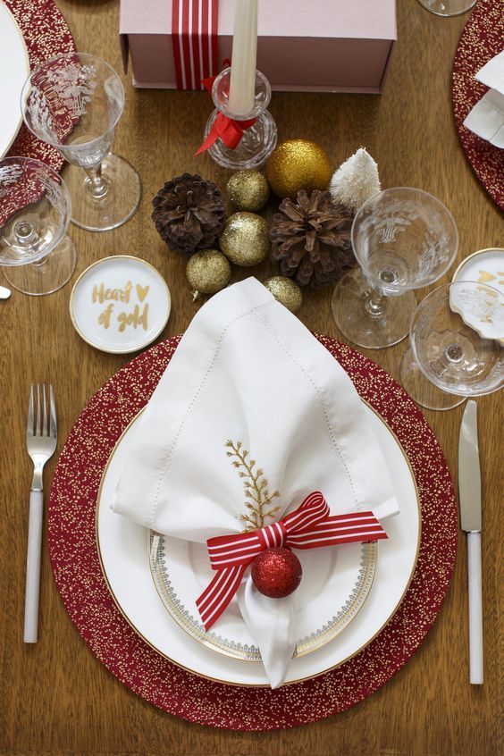 πετσέτες-με-κορδέλες-και-χριστουγεννιάτικες μπάλες-ιδέες-