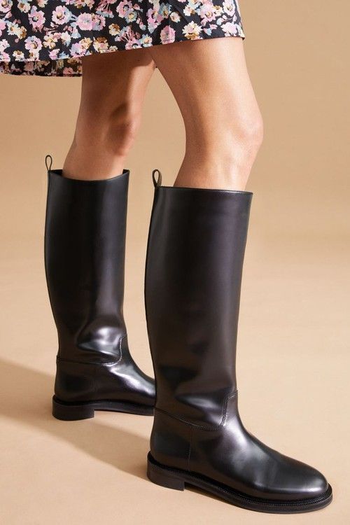 Η Αμαλία Καβάλη απο το Ναυάγιο φοράει τις μπότες θα σε βολέψουν απόλυτα τον φετινό Χειμώνα