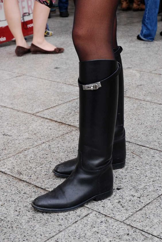 Η Αμαλία Καβάλη απο το Ναυάγιο φοράει τις μπότες θα σε βολέψουν απόλυτα τον φετινό Χειμώνα