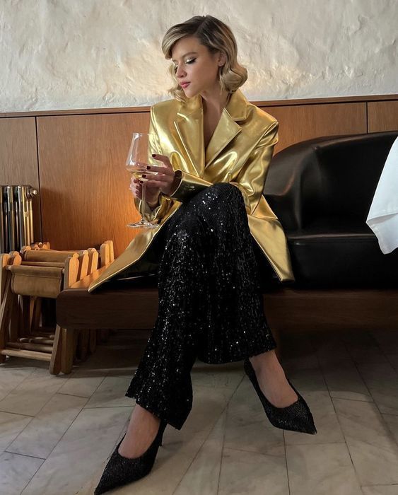 μαύρη-παντελόνα-με-παγιέτα-και-σατέν-χρυσό σακάκι-ιδέες-