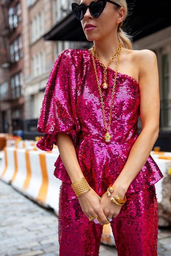 ιδέες-για-γυναικείο ντύσιμο-με-γκλίτερ-παγιέτα-και-μεταλλικά χρώματα-την-Πρωτοχρονιά 2024-