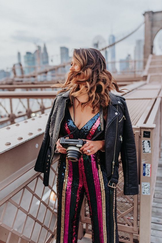 ιδέες-για-γυναικείο ντύσιμο-με-γκλίτερ-παγιέτα-και-μεταλλικά χρώματα-την-Πρωτοχρονιά 2024-