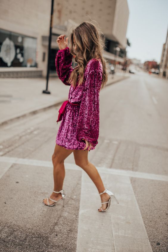 ιδέες-για-γυναικείο ντύσιμο-με-γκλίτερ-παγιέτα-και-μεταλλικά χρώματα-την-Πρωτοχρονιά 2024-