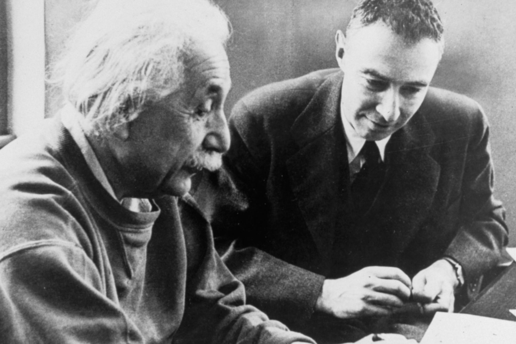 J. Robert Oppenheimer: Ποιος ήταν πραγματικά ο πατέρας της ατομικής βόμβας που η ζωή του έγινε ταινία από τον Christopher Nolan