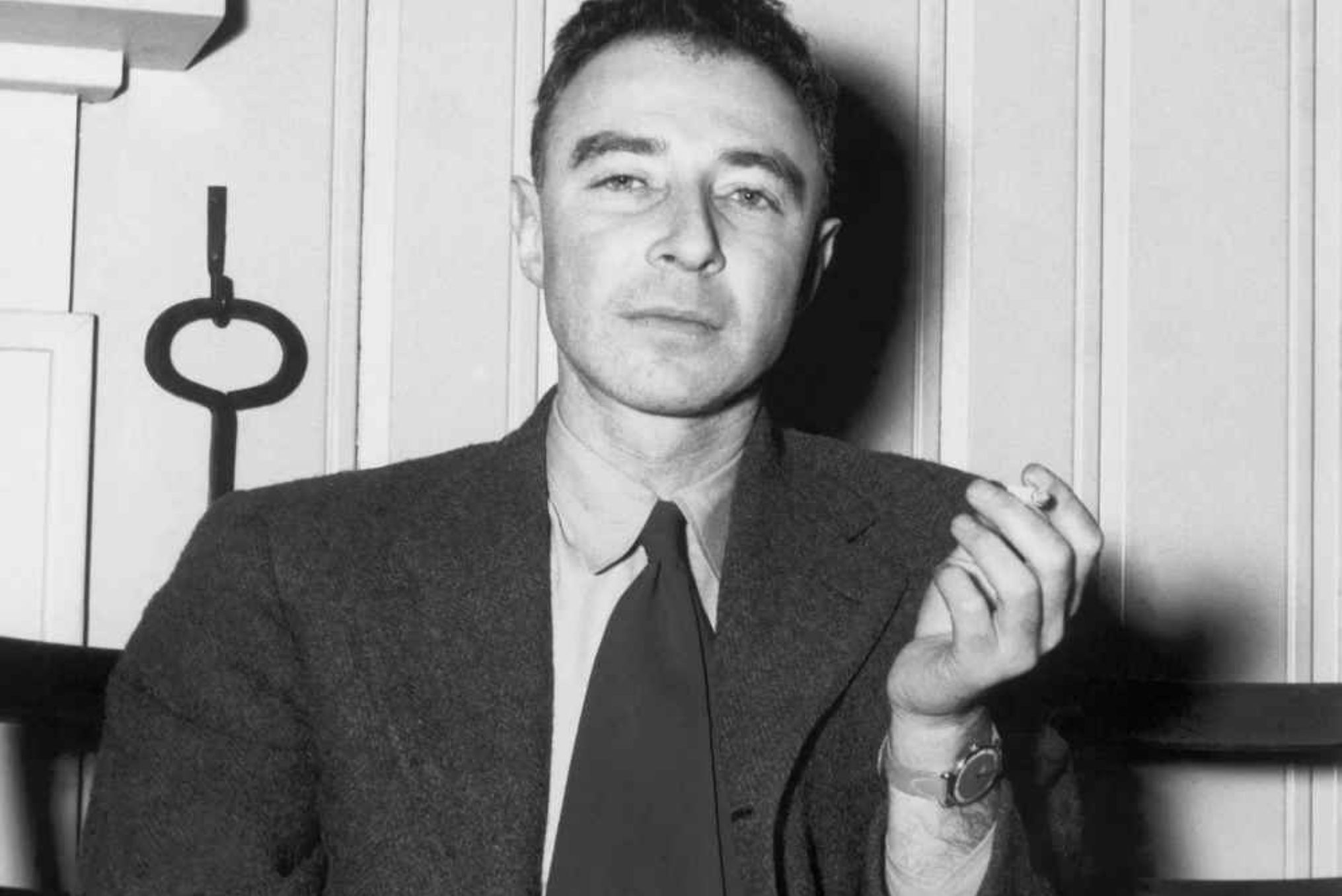 J. Robert Oppenheimer: Ποιος ήταν πραγματικά ο πατέρας της ατομικής βόμβας που η ζωή του έγινε ταινία από τον Christopher Nolan