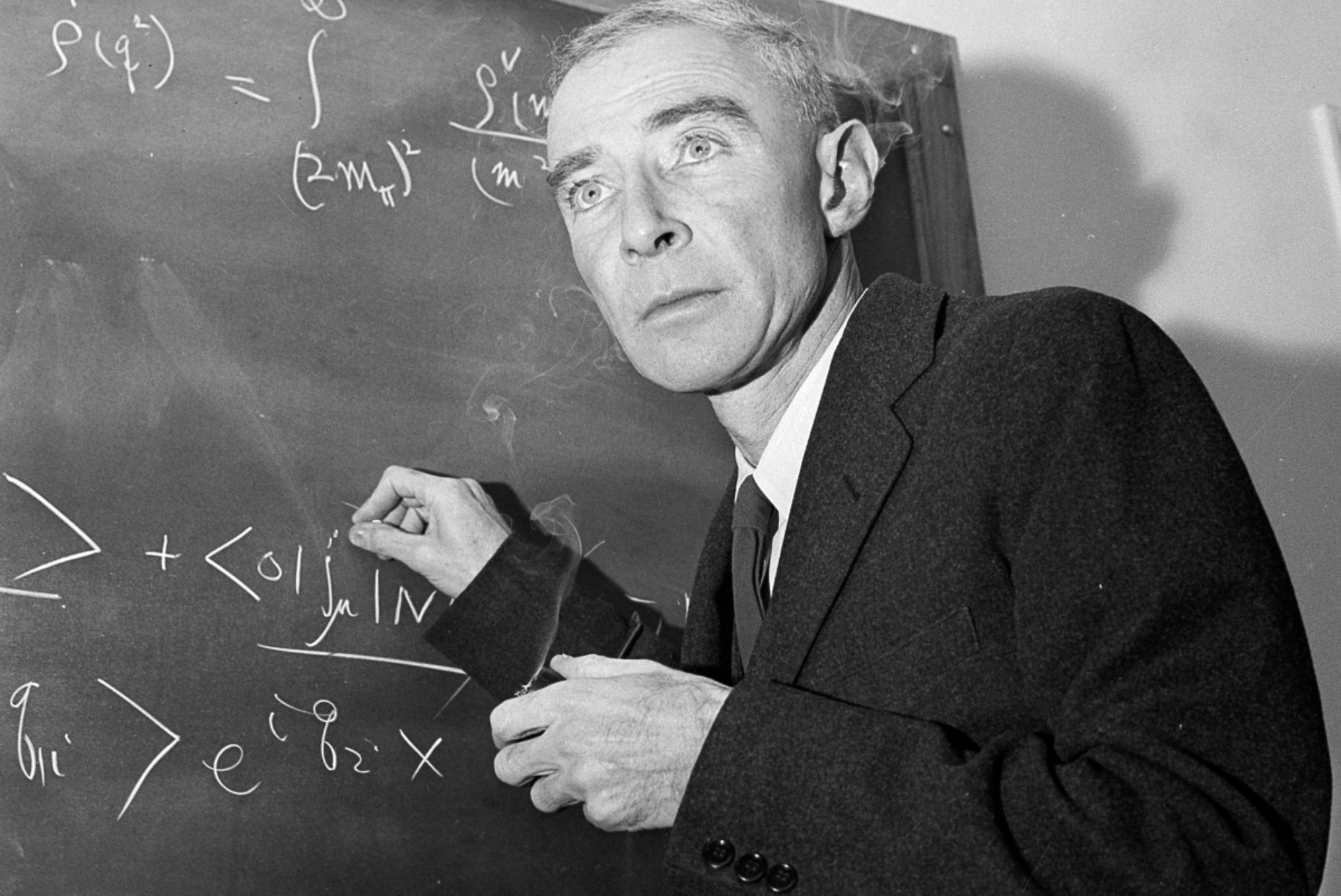 J. Robert Oppenheimer: Ποιος ήταν πραγματικά ο πατέρας της ατομικής βόμβας που η ζωή του έγινε ταινία από τον Christopher Nolan