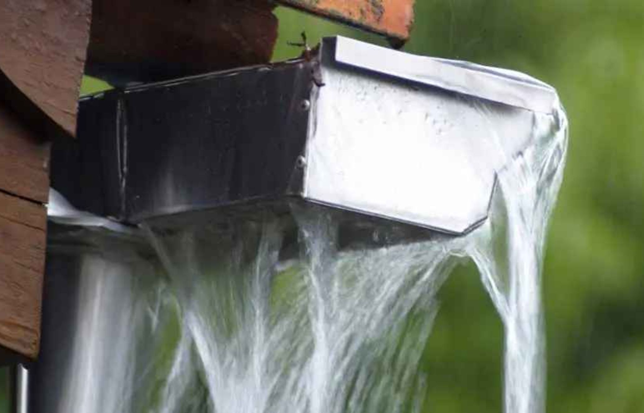 Βούλωσαν τα λούκια μετά τη βροχή από φύλλα λάσπες και χώμα: Πως να τα καθαρίσετε