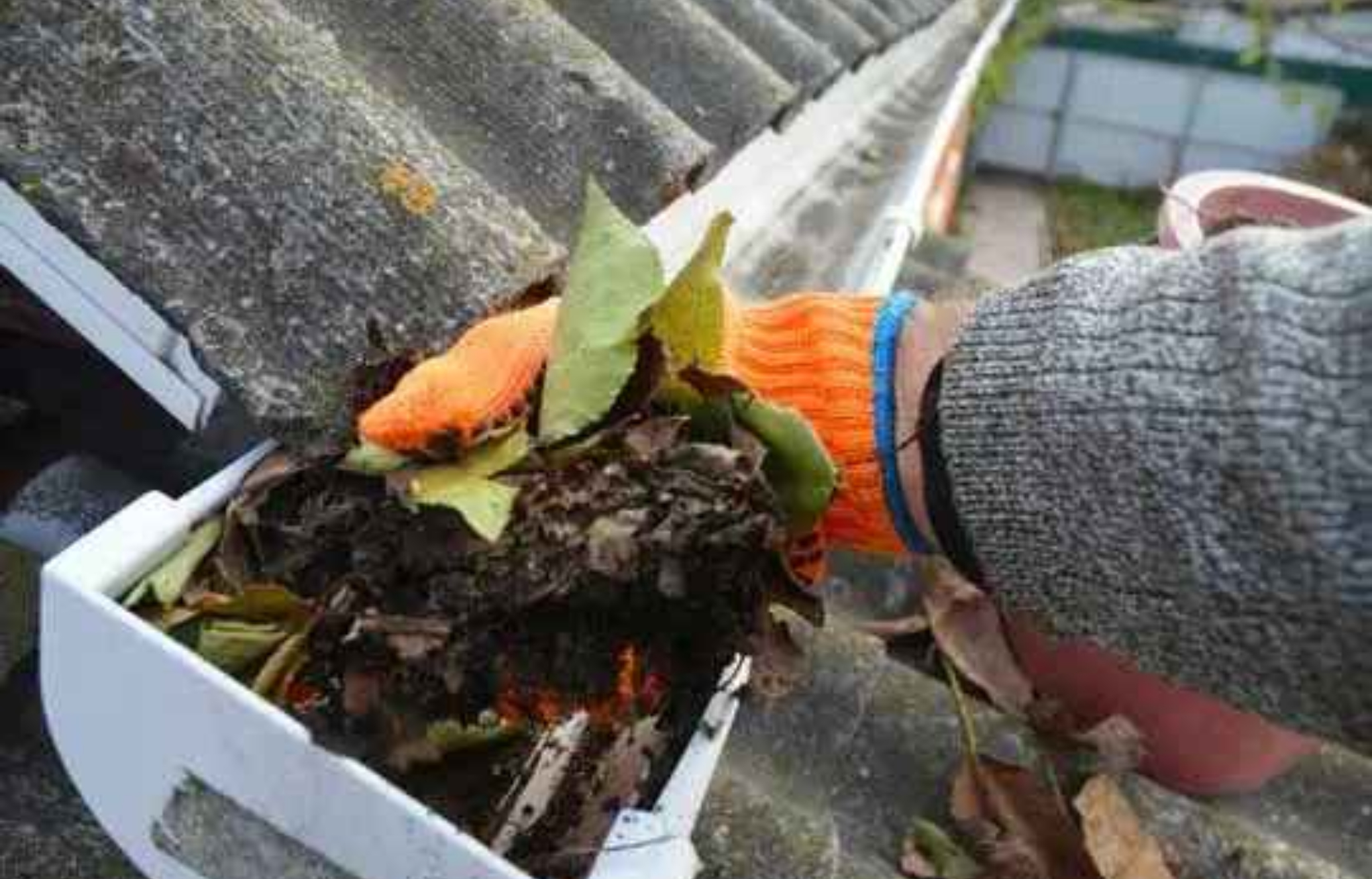 Βούλωσαν τα λούκια μετά τη βροχή από φύλλα λάσπες και χώμα: Πως να τα καθαρίσετε