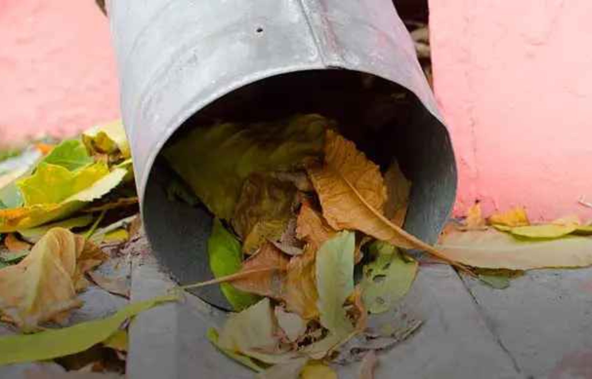 Βούλωσαν τα λούκια μετά τη βροχή από φύλλα λάσπες και χώμα: Πως να τα καθαρίσετε