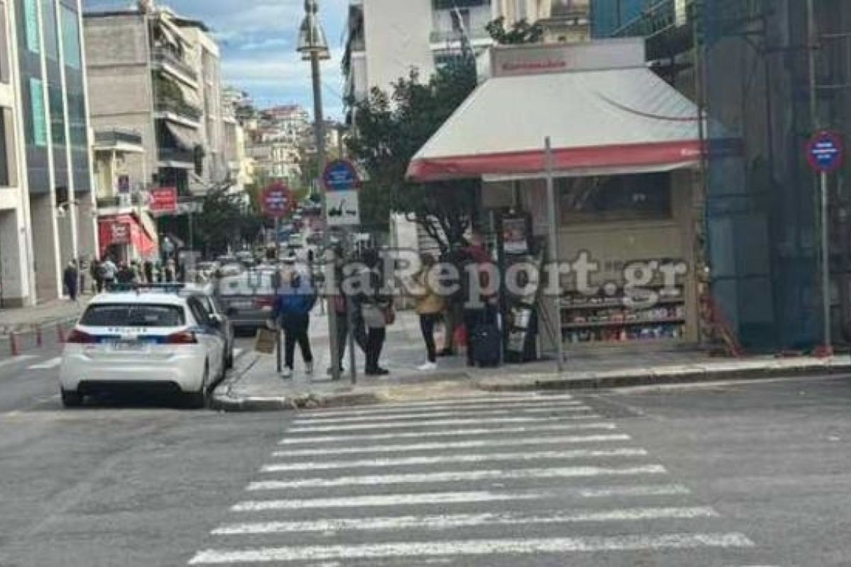 Λαμία: Οδηγός πάρκαρε σε διάβαση πεζών και αναπήρων και κουτούλησε αστυνομικό γιατί πήρε κλήση