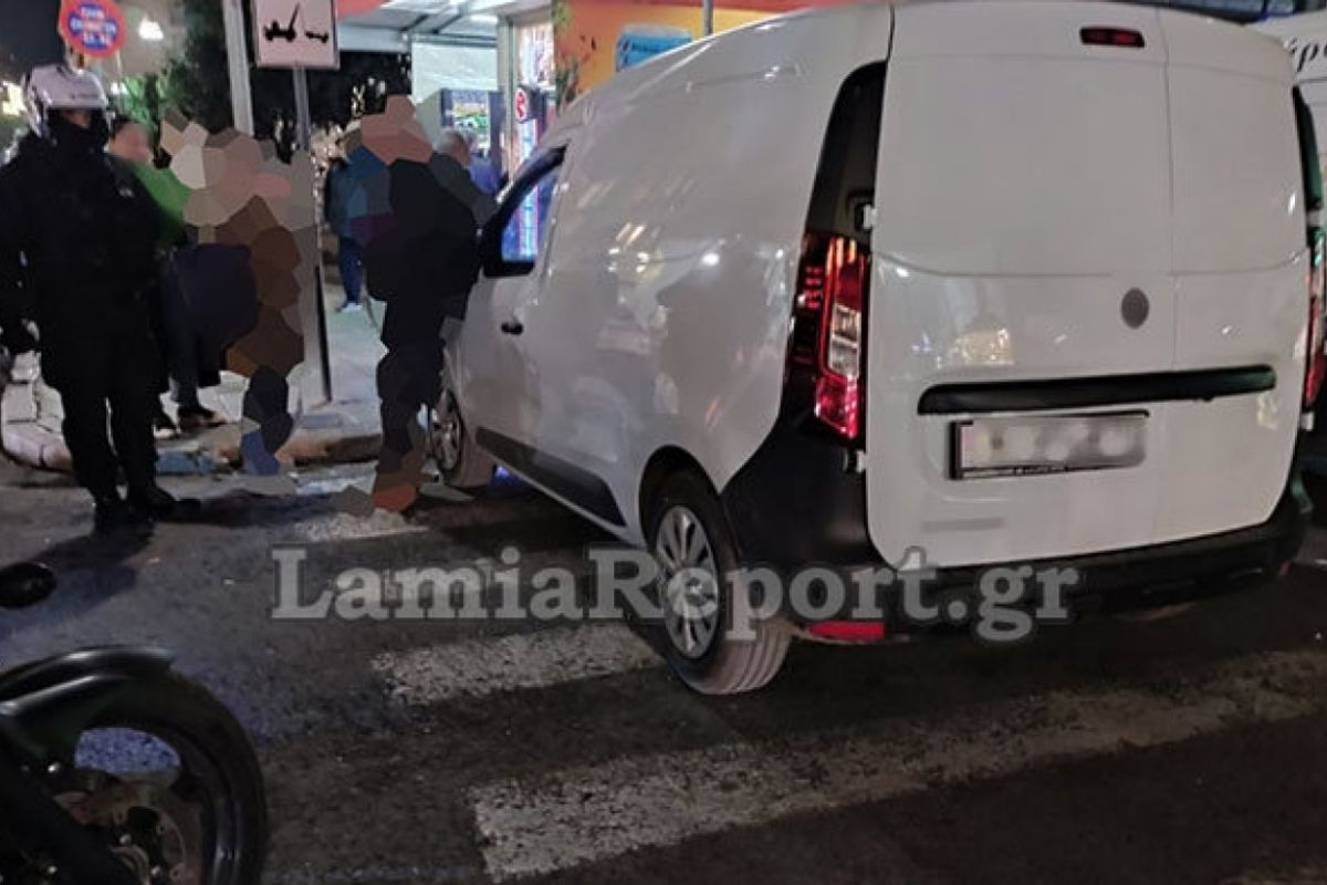 Λαμία: Οδηγός πάρκαρε σε διάβαση πεζών και αναπήρων και κουτούλησε αστυνομικό γιατί πήρε κλήση