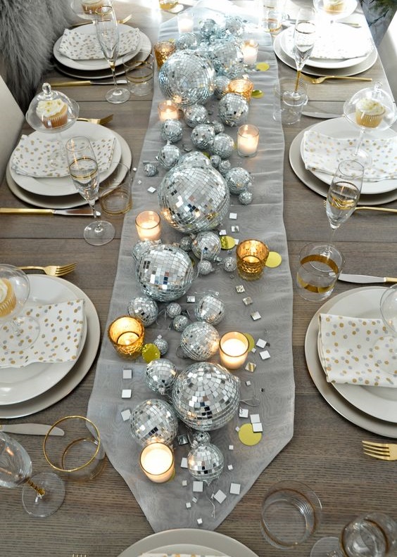 ασημί-χριστουγεννιάτικες μπάλες-στο-τραπέζι-της-Πρωτοχρονιάς-ιδέες-