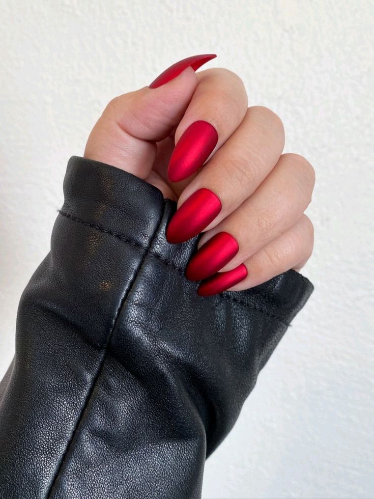 κόκκινα-ματ-μεταλλικά-νύχια-ιδέες-
