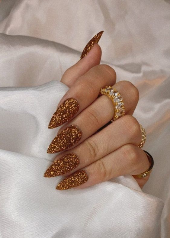 ιδέες-για-γιορτινό μανικιούρ-την-Πρωτοχρονιά 2024-