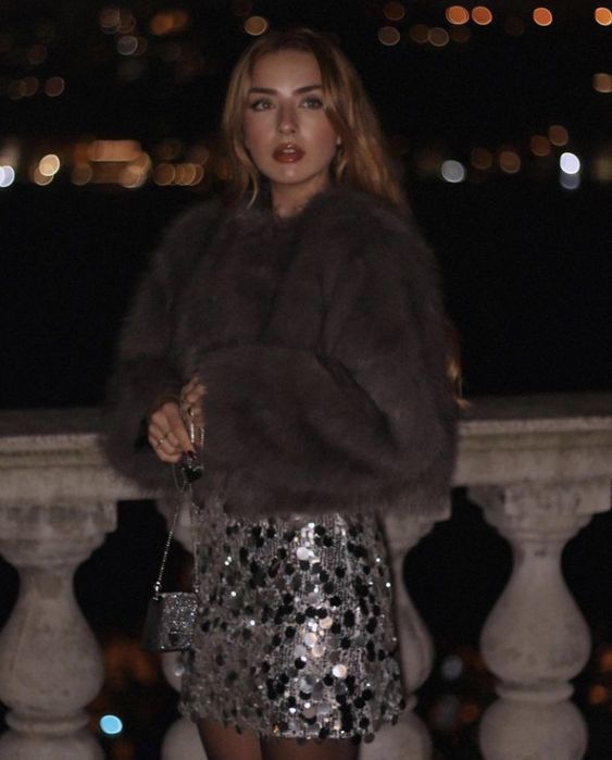 γκρι-πουλόβερ-με-μίνι φούστα-με-παγιέτα-ιδέες-