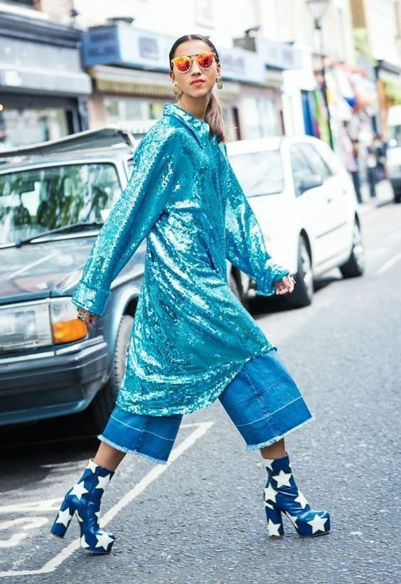 τζιν-παντελόνι-με-θαλασσί-πανωφόρι-με-παγιέτα-ιδέες-