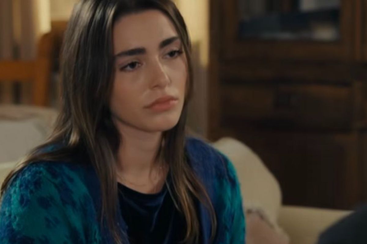 Η Γη της Ελιάς: Η Αριάδνη τηλεφωνεί στην Ιουλία