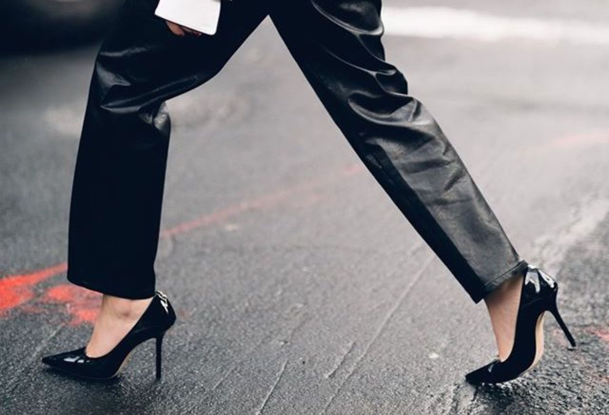 Πώς να περπατήσεις πάνω σε ψηλοτάκουνα; –  Στυλίστας αποκαλύπτει όλα τα μυστικά