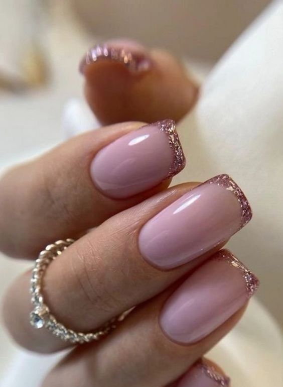 ροζ-γαλλικό μανικιούρ-με-ροζ-γκλίτερ-ιδέες-