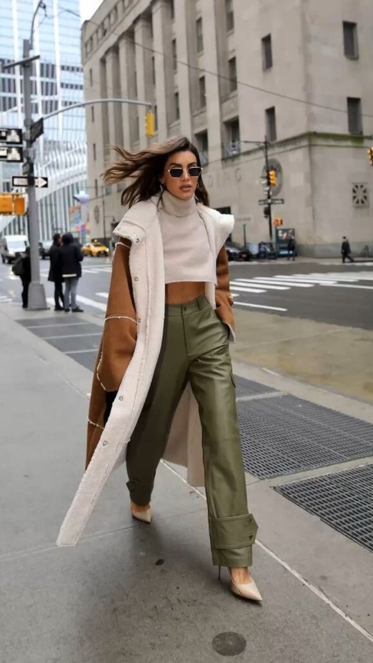 χακί-παντελόνι-με-μπεζ-και-καφέ-καπαρντίνα-ιδέες-