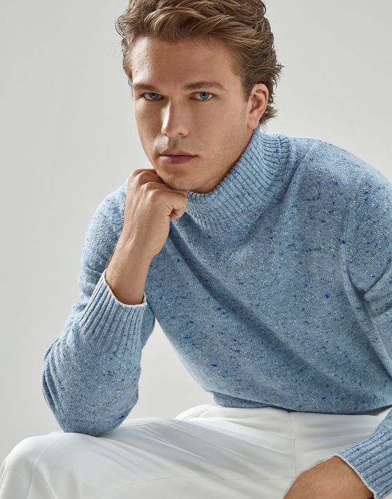 Ο Αστέρης του Σασμού ποζάρει με λευκό ζιβάγκο – Η τέλεια επιλογή για τα κρύα πρωινά στο γραφείο