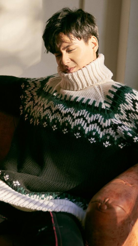 Ο Αστέρης του Σασμού ποζάρει με λευκό ζιβάγκο – Η τέλεια επιλογή για τα κρύα πρωινά στο γραφείο