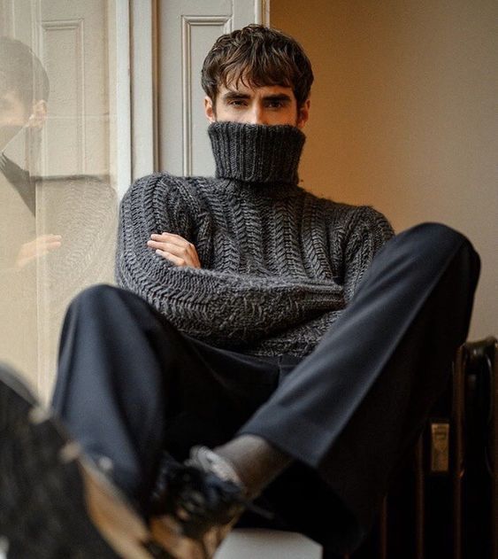 Ο Αστέρης του Σασμού ποζάρει με λευκό ζιβάγκο – Η τέλεια επιλογή για τα κρύα πρωινά στο γραφείο