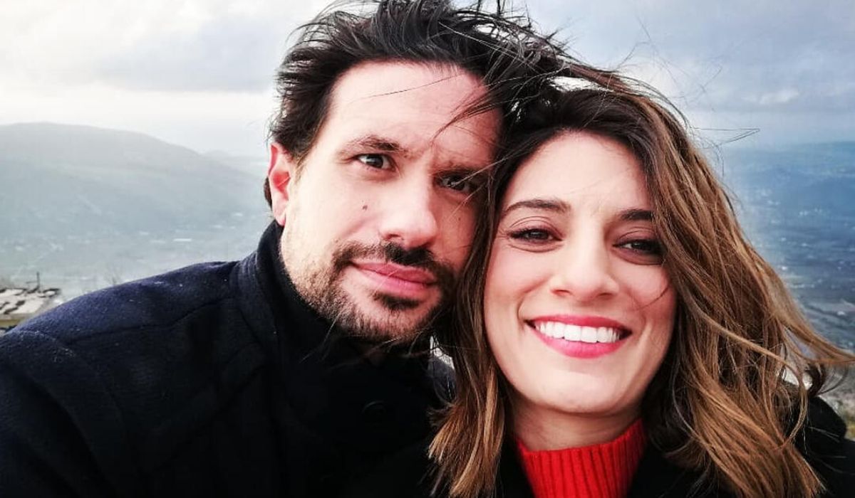 Ο Αστέρης του Σασμού ποζάρει με λευκό ζιβάγκο – Η τέλεια επιλογή για τα κρύα πρωινά στο γραφείο