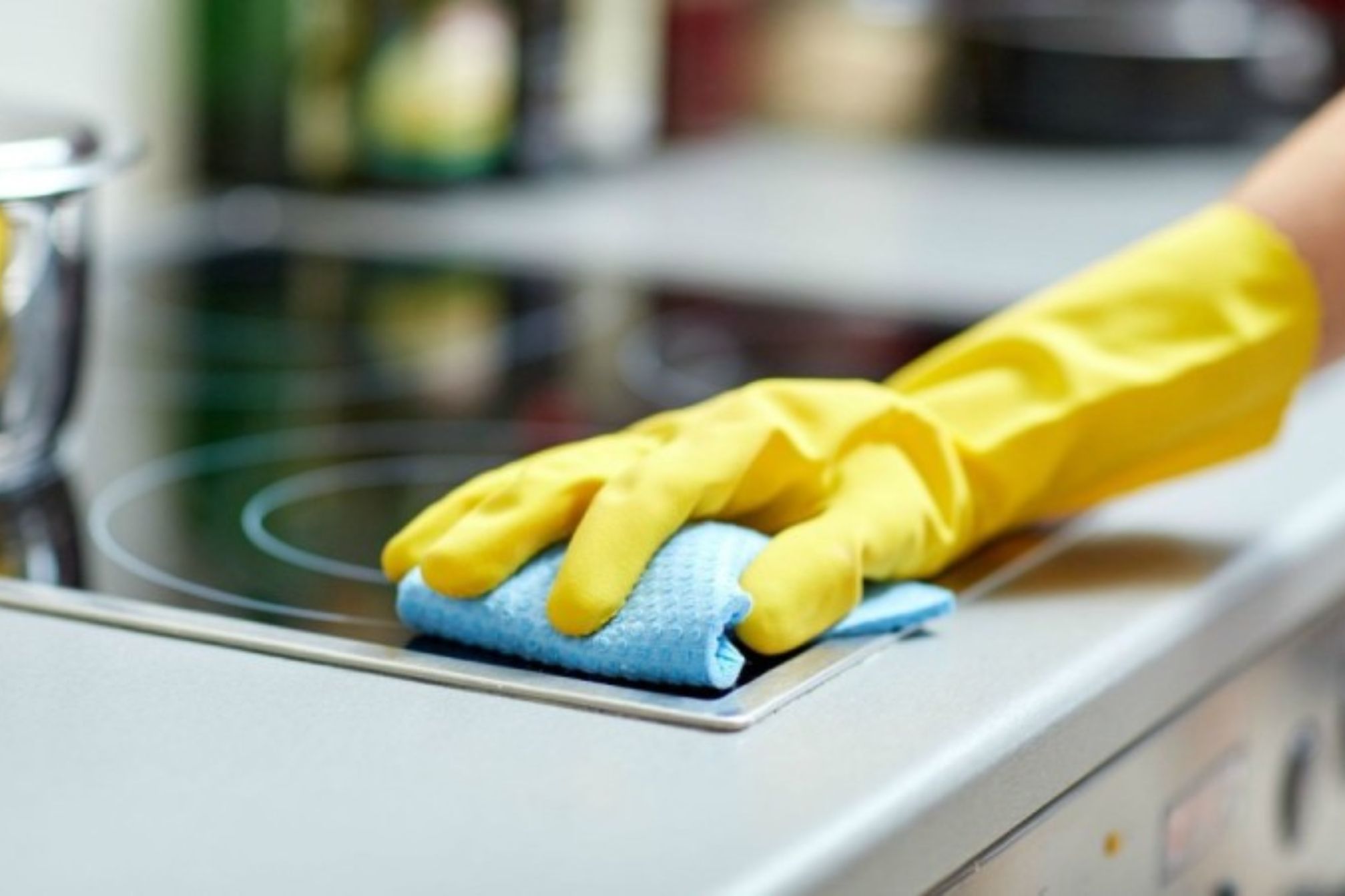 Πρωτοχρονιά 2024: Λαδιές λεκέδες από κρασί σοκολάτες και άσχημες μυρωδιές μετά το ρεβεγιόν – Καθαρίστε εύκολα και γρήγορα