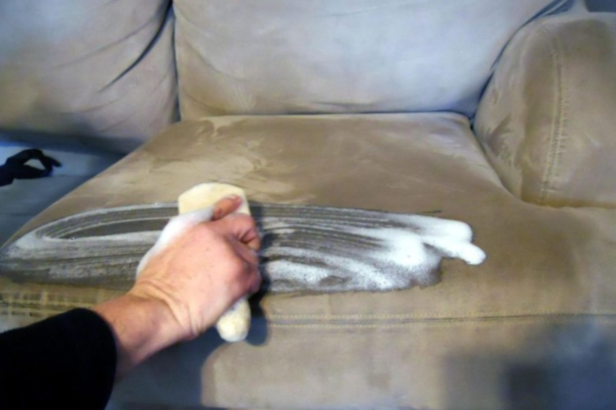 Πρωτοχρονιά 2024: Λαδιές λεκέδες από κρασί σοκολάτες και άσχημες μυρωδιές μετά το ρεβεγιόν – Καθαρίστε εύκολα και γρήγορα