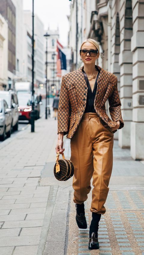 καφέ-δερμάτινο-παντελόνι-με-vintage σακάκι-ιδέες- καφέ-δερμάτινο-παντελόνι-με-vintage σακάκι-ιδέες-